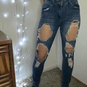 Distressed skinny jeans